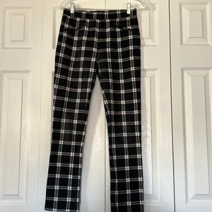 Stretchy legging material with checkered patterns